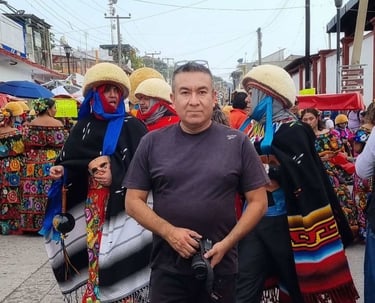 Un fotógrafo se encuentra frente a danzantes tradicionales Parachicos con trajes festivos durante un