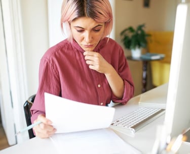 mujer profesional trabajando su branding
