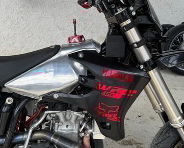 Stickers moto personnalisés reproduits à l’identique – découpe vinyle sur mesure et pose soignée par 3DPM France