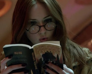 imagem da personagem amy pond da serie doctor who lendo um livro dentro da tardis