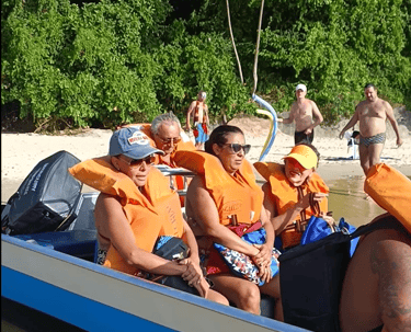 passegeiros com coletes salva vidas no Prumirim