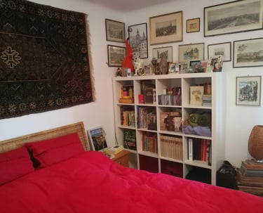 Doppelbett hinter der Couch - eine gemütliche Schlafnische
