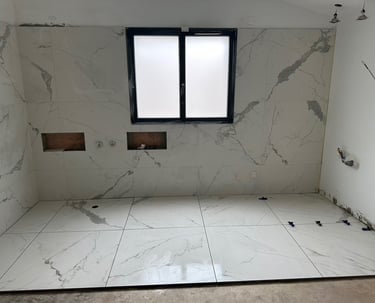 Résultat final après rénovation complète avec pose de carrelage marbre blanc grand format. Harenova