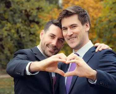 "Pareja gay casada en España, formando un corazón con las manos y celebrando su amor y boda."