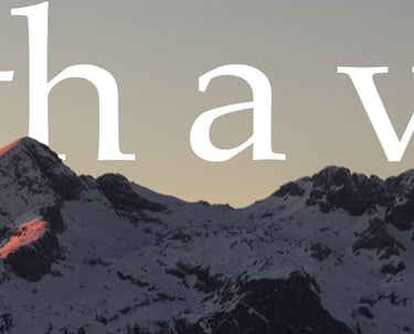 Snow-covered mountain peaks at sunset with the word 'hav' overlaying the horizon.