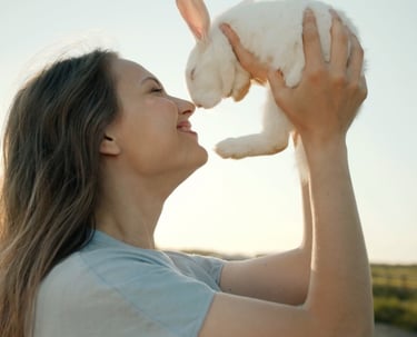 GORIGO creatividad publicitaria a woman holding a white rabbit in her hands