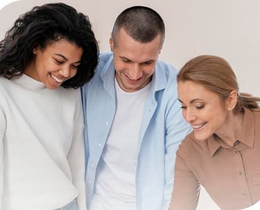 3 pessoas juntas sorrindo