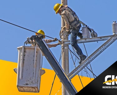 hombres cambiando de postes de madera que presentan fisura a postes de concretos