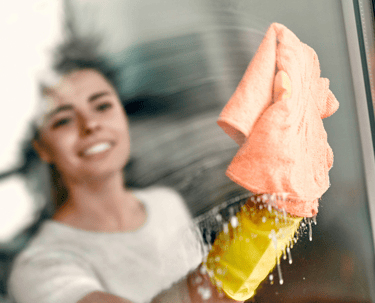Femme en train de nettoyer