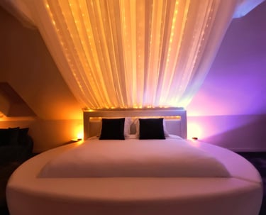 Lit de la love room de l'hebergement insolite