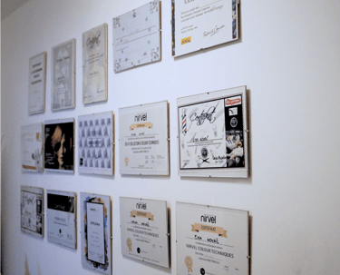 Zid s certifikatima i diplomama u Frizerskom salonu Em
