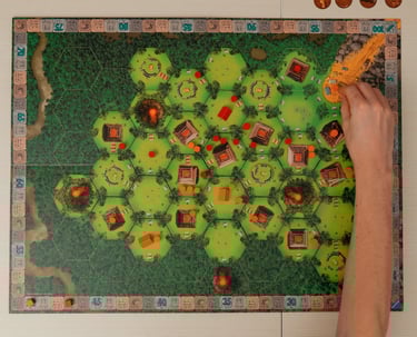 Stalo žaidimo lenta virš kurios ranka laiko vaikštuką