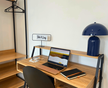 Espace bureau équipé pour télétravail ou travail en déplacement professionnel.