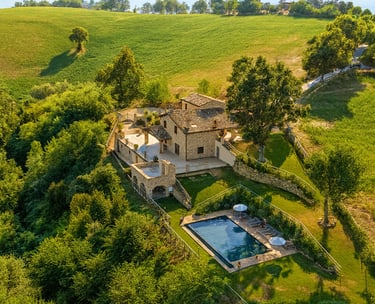vista villa con piscina tra colline Marche