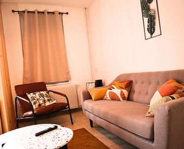 Coin salon cosy pour se détendre après le travail, hébergement professionnel