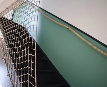 Cage d’escalier design avec garde-corps moderne, logement professionnel