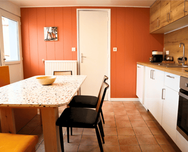 Cuisine équipée avec coin repas pratique pour professionnels en déplacement.