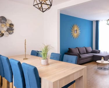 Salle à manger ouverte avec salon, logement professionnel pour équipes