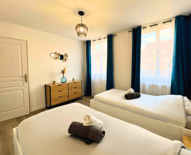  Chambre spacieuse avec lits confortables et rangements pour séjour professionnel.