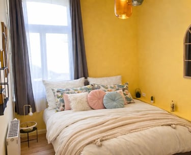 Chambre double jaune lumineuse, hébergement professionnel en déplacement