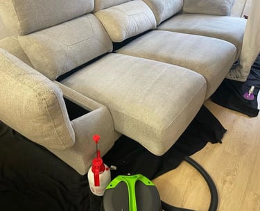 Foto de Sofá beige-marrón claro, siendo limpiado por la empresa Zelo Integral Services SL.