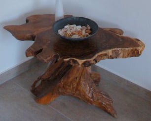 kleiner Beistelltisch, bestehend aus Baumscheibe und Fuß aus Baumstamm