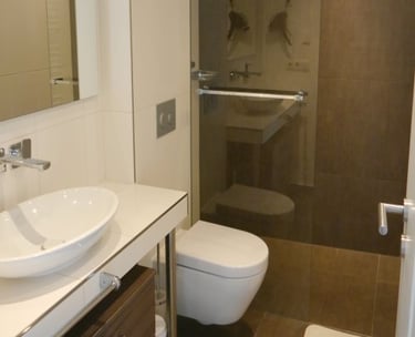 Bad mit Toilette und bodengleicher Dusche