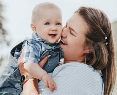 Eindhoven familiefotoshoot: Ervaren familiefotograaf legt warme en gelukkige momenten vast tijdens de sessie met uw gezin.