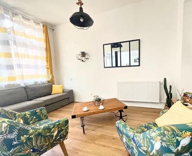 Salon cosy avec TV et canapé, logement professionnel pour séjour de longue durée