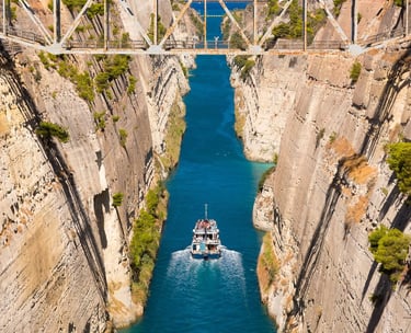 Vista do canal de corinto em Piraeus.