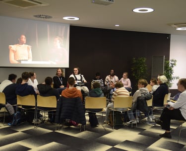 APF handicap et élève echangeant lors d'un atleier sur la place des handicapés