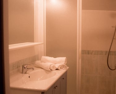 Salle de bain de la chambre mésange de la Ferme du Veyre