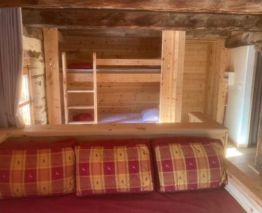 couchage: 2 lits fixes en banquette et 2 lits superposés
