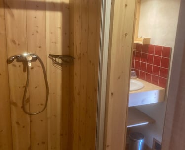 salle d'eau avec douche chaude et vasque