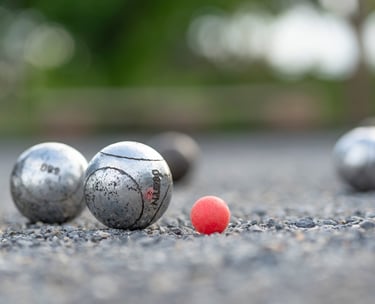 boules de pétanque près du bouchon