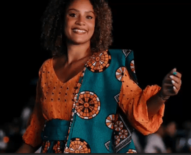 Créatrice présentant une tenue et un savoir-faire local à Mayotte