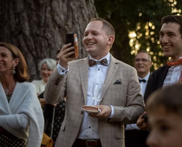 spectateur d'un spectacle de magie à un mariage