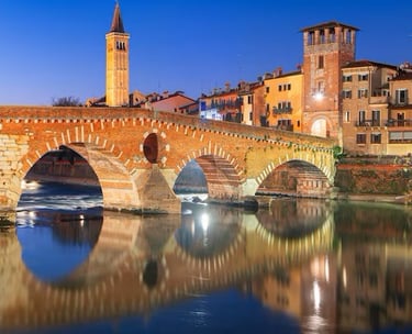 Photo of the Adige River in the city of Verona in Italy