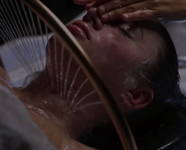 Massage du cuir chevelu pendant un head spa japonais à Longueuil chez Insia Beauté