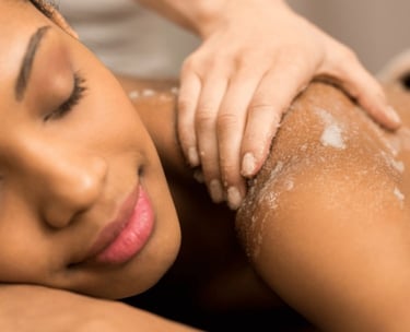 une femme recevant un traitement pour la peau