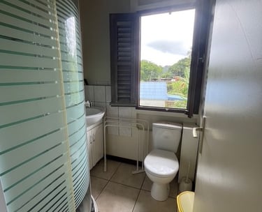 salle de bain équipé avec DW intégré