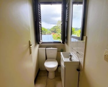 WC adjascent à la chambre avec le lit double