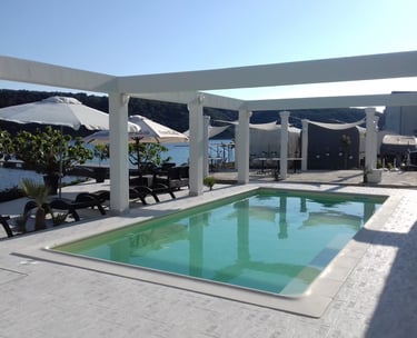Privater Swimmingpool mit Sonnenliegen bei einem Luxusapartment in Kampor auf Rab