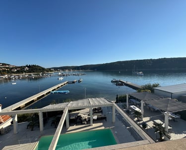 Privater Bootssteg mit festgemachtem Boot nahe einem Luxusapartment in Kampor auf Rab