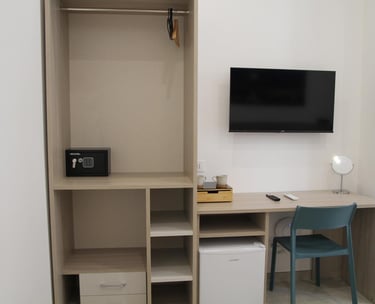 scrivania, smart tv, armadio, cassaforte Camera Matrimoniale con letto supplementare