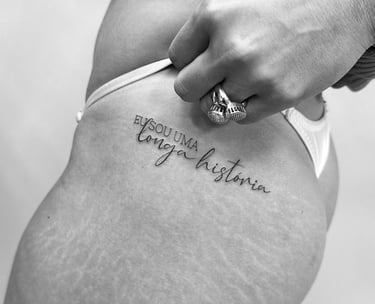 tatuagem fine line fortaleza frase eu sou uma longa historia gluteo feminina