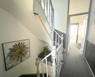 Entrée avec escalier et couloir, logement professionnel pratique
