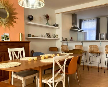 Salle à manger avec cuisine ouverte, logement professionnel pour équipes