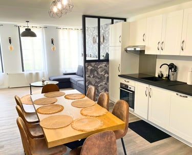 Salle à manger avec cuisine équipée, parfaite pour équipes en déplacement.