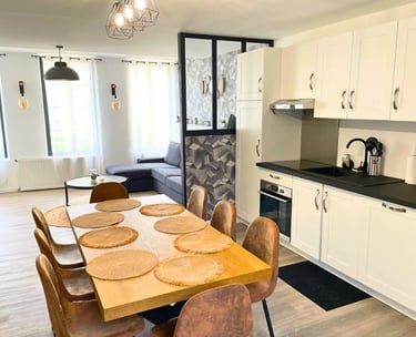 Cuisine équipée avec grande table, logement professionnel pour équipes